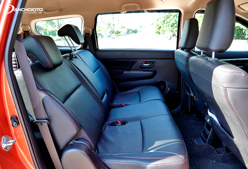 Hàng ghế thứ 2 Suzuki XL7 2020 có không gian thoải mái với chỗ để chân khá rộng, trần thoáng